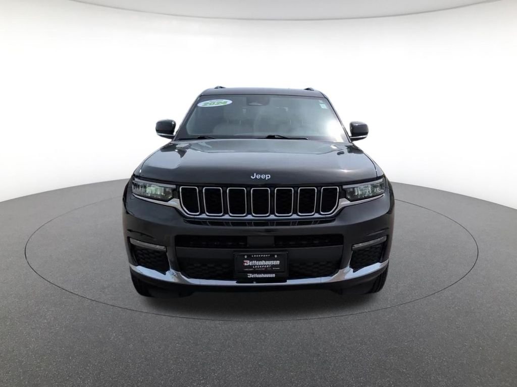 Used 2024  Jeep Limited image 2
