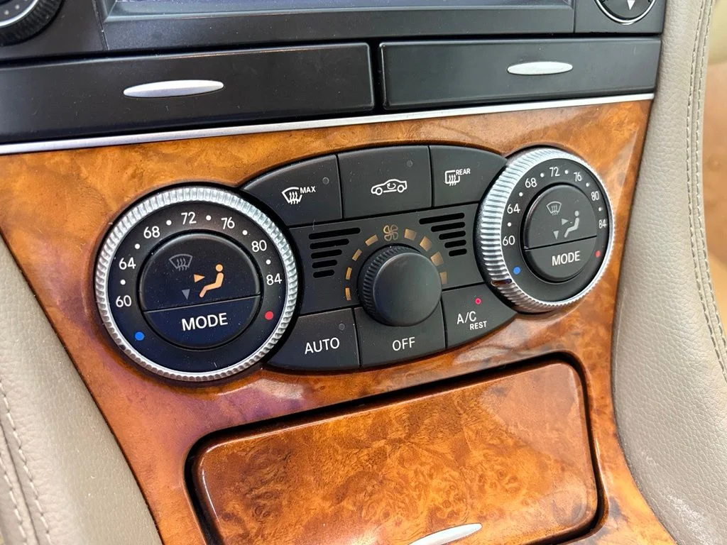 Used 2009 Diamond White Metallic Mercedes-Benz SL 550 image 20