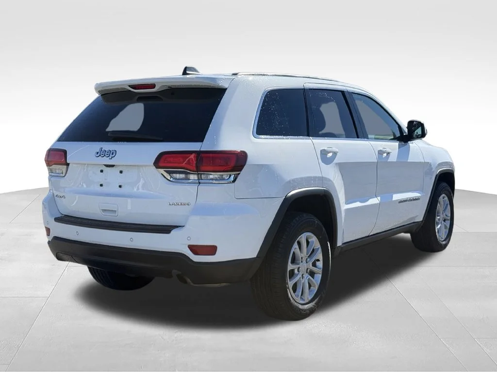 Used 2022 White Jeep Laredo E image 27