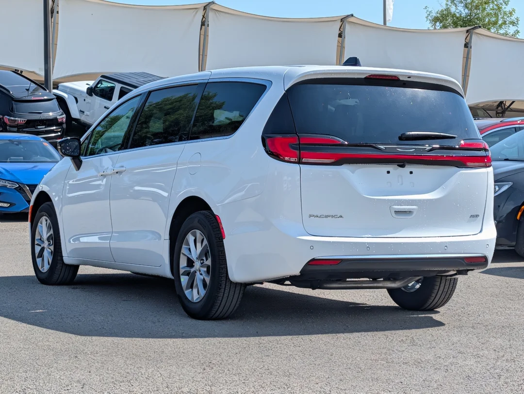 New 2027 White Chrysler Select - - AWD - 3.6L Pentastar V6 - Adaptive Cruise Control - Blind Spot Monitor & More! image 6