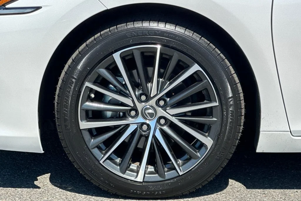 Used 2025 White Lexus 350 image 31