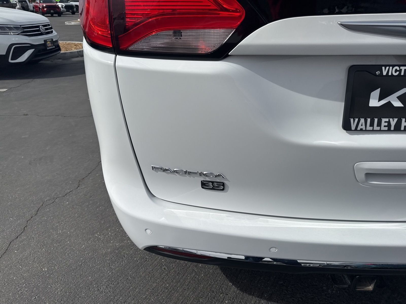 Used 2020 Bright White Clearcoat Chrysler Limited image 8
