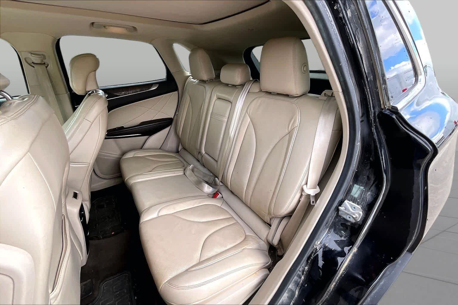 Used 2017 Diamond Black Metallic Lincoln Reserve image 19