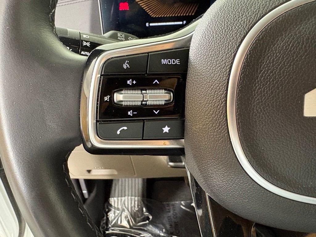 Used 2025 White Kia LXS image 23