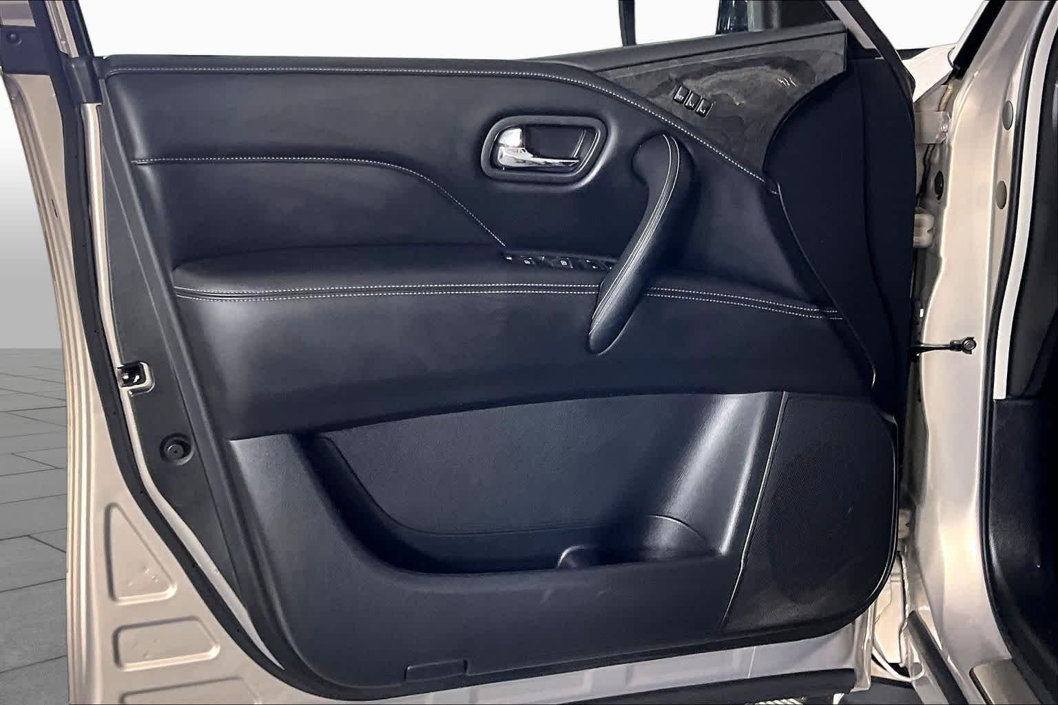Used 2022 Champagne Quartz INFINITI LUXE image 20