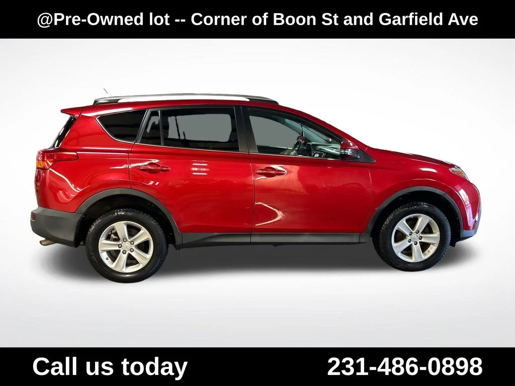 Used 2013 Red Toyota XLE image 6