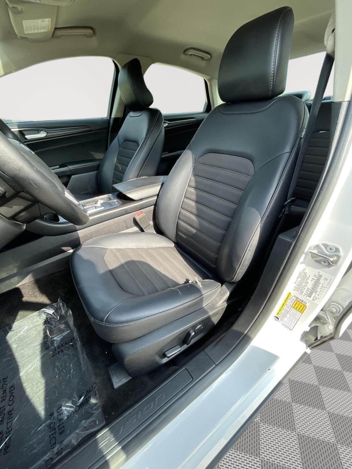 Used 2018 Oxford White Ford SE image 3