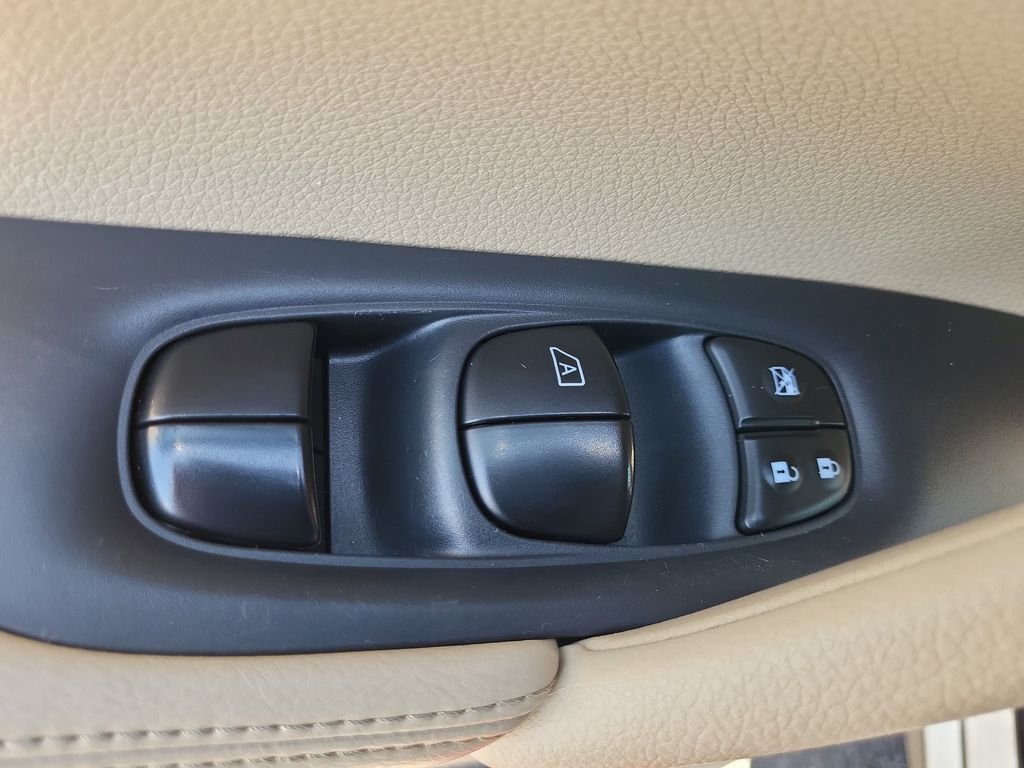 Used 2016 Blue Nissan SL image 11