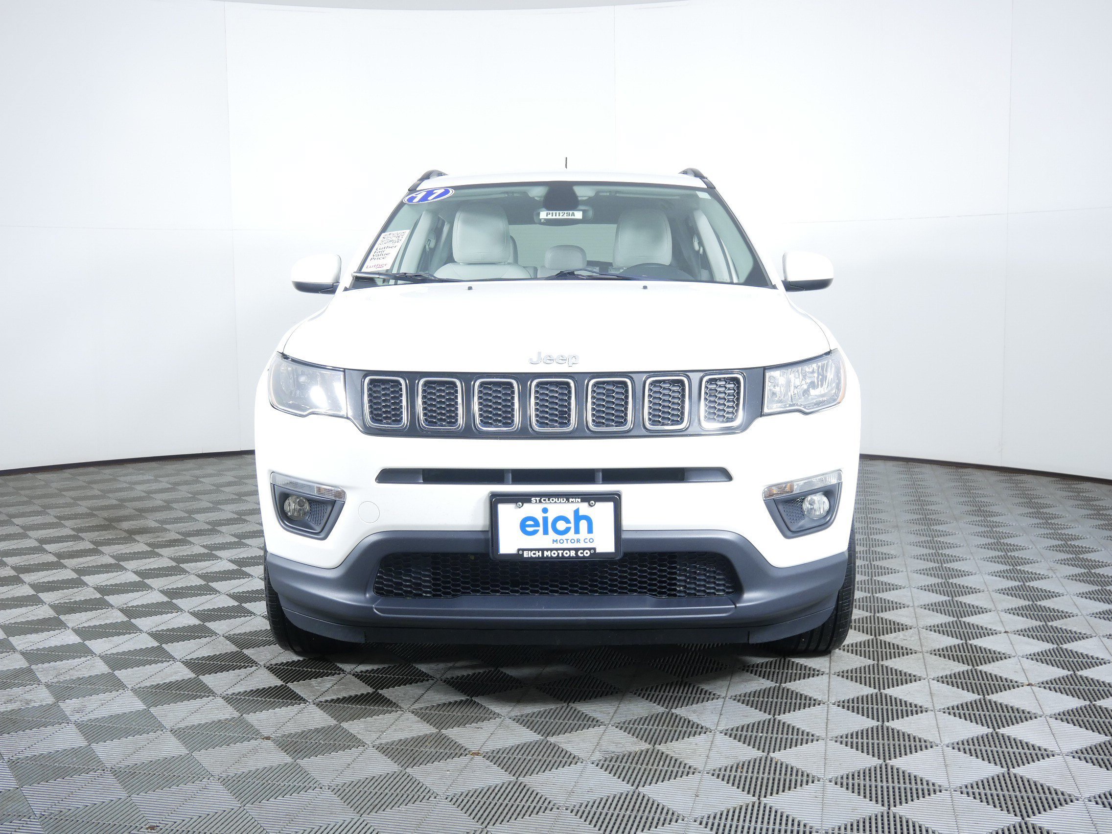 Used 2017 White Clearcoat Jeep Latitude image 2