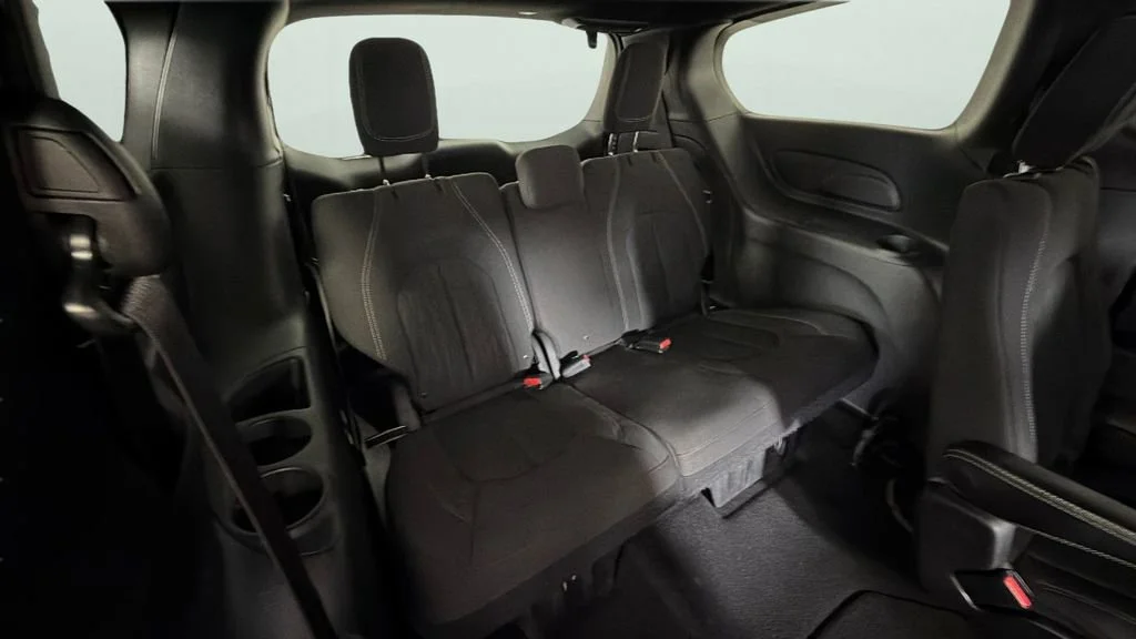 Used 2019 White Chrysler Touring Plus image 33