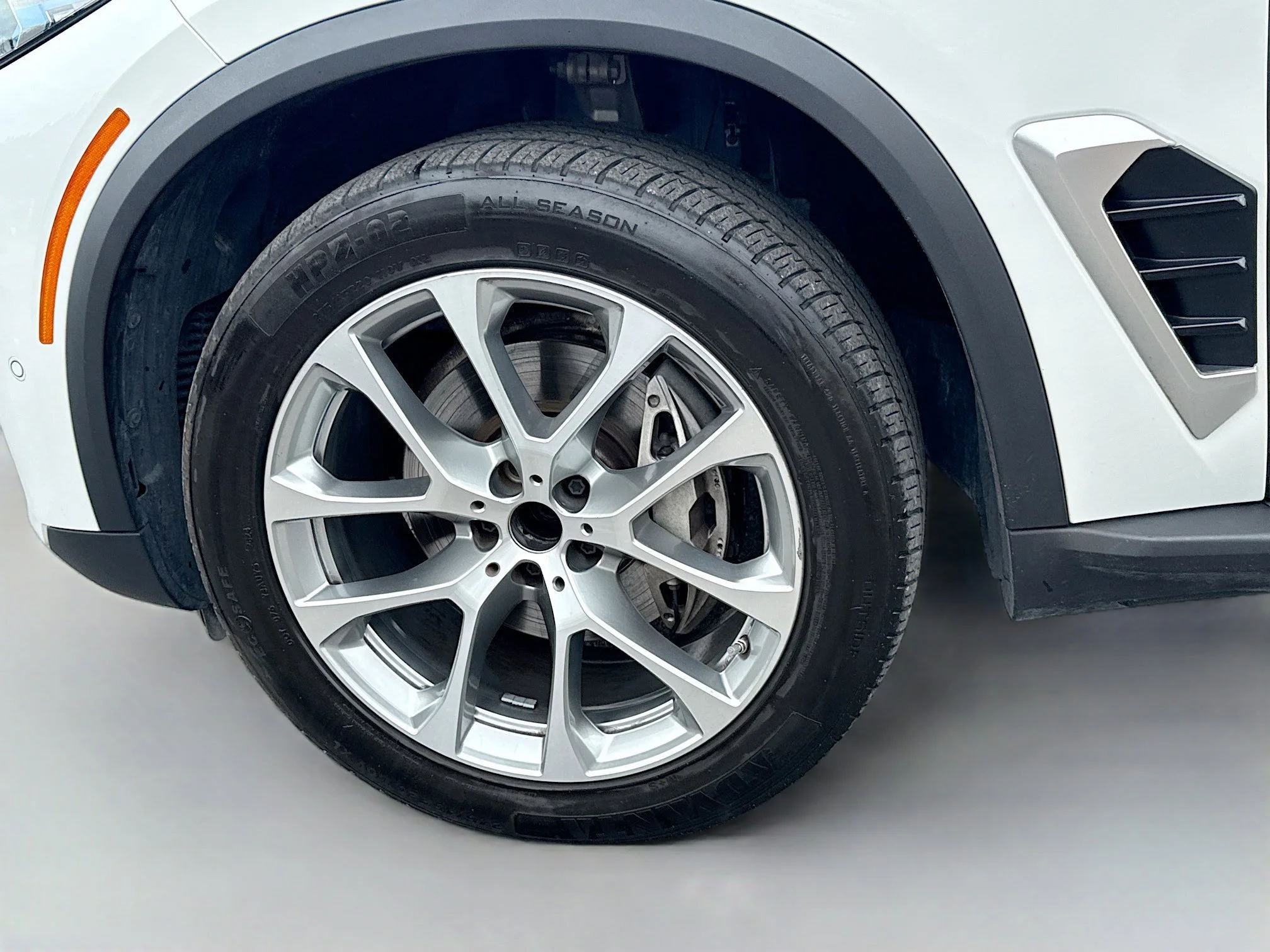 Used 2025 White Metallic BMW xDrive40i image 44