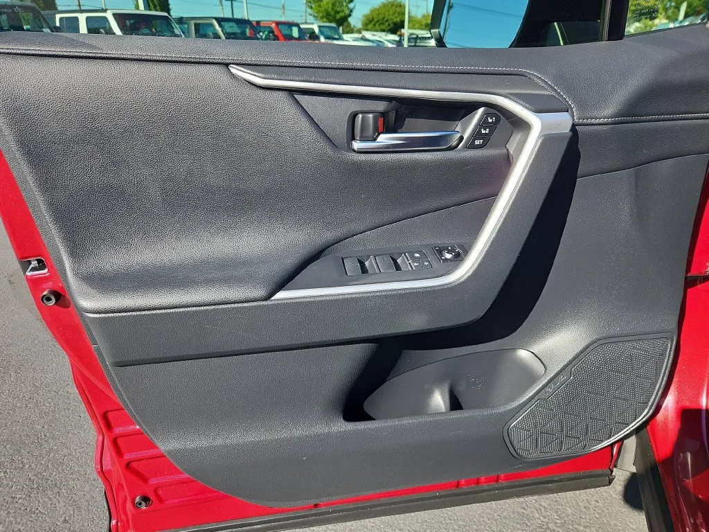 Used 2019 Pearl Toyota Limited image 10