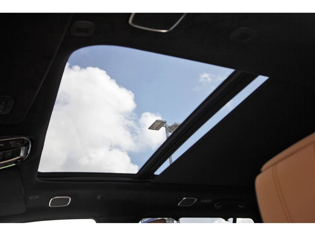 New 2026 Bright White Clear-Coat Exterior Paint Jeep Summit Reserve image 18
