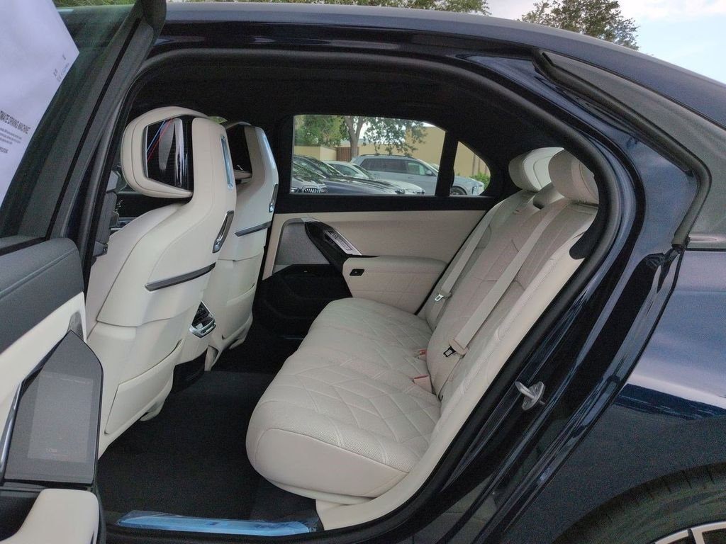 New 2026 Tanzanite Blue II Metallic BMW xDrive60 image 13