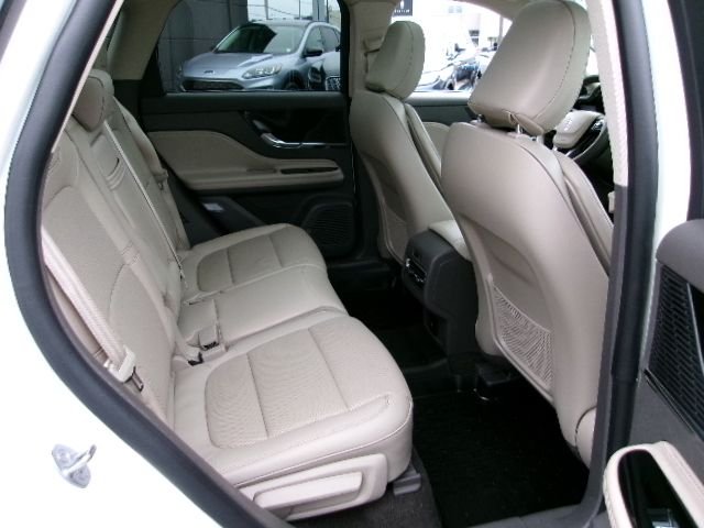 Used 2022 Pristine White Lincoln Standard image 4