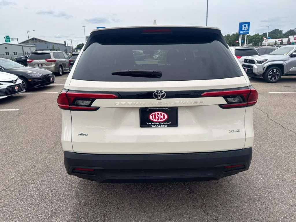 Used 2024 White Toyota XLE image 6