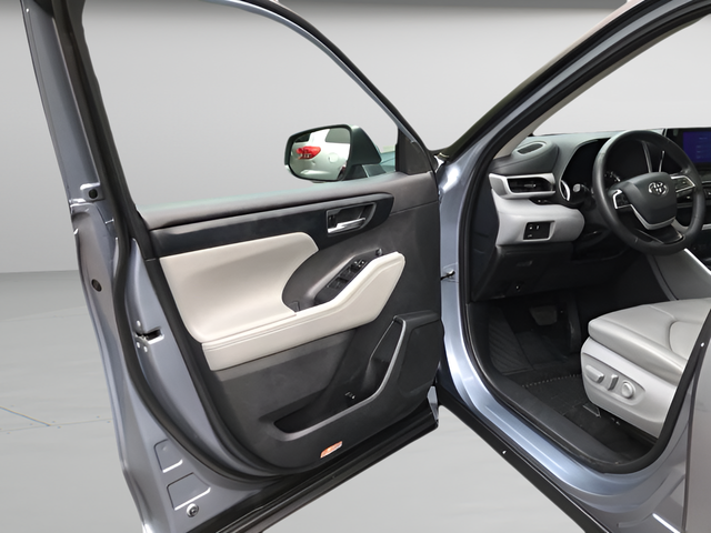Certified Used 2024  Toyota XLE image 17