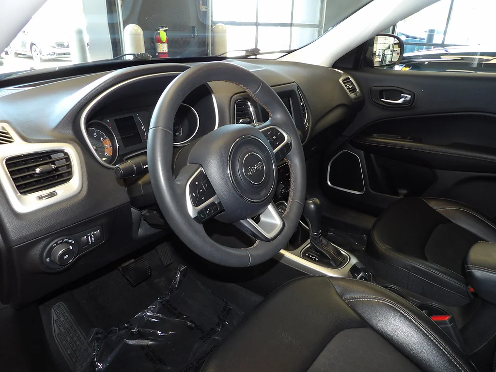 Used 2021 Granite Crystal Metallic Clear Coat Jeep Latitude image 24