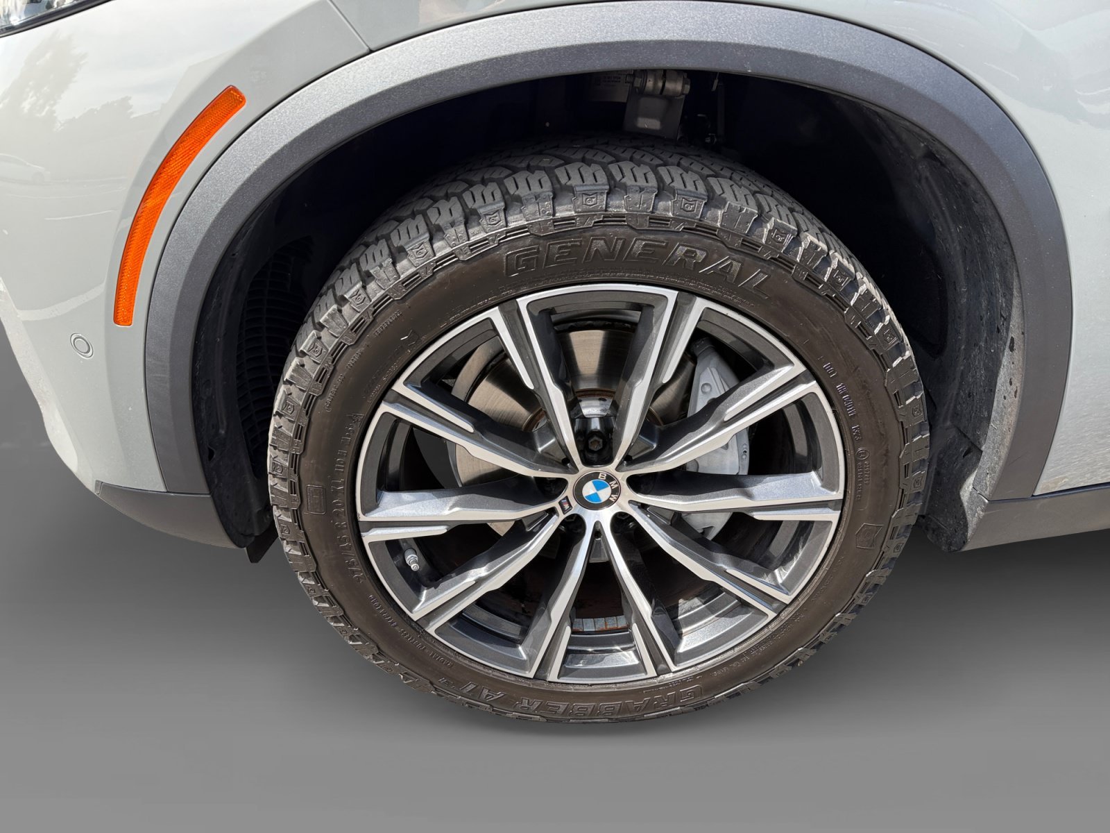 Used 2025 Gray BMW xDrive40i image 9