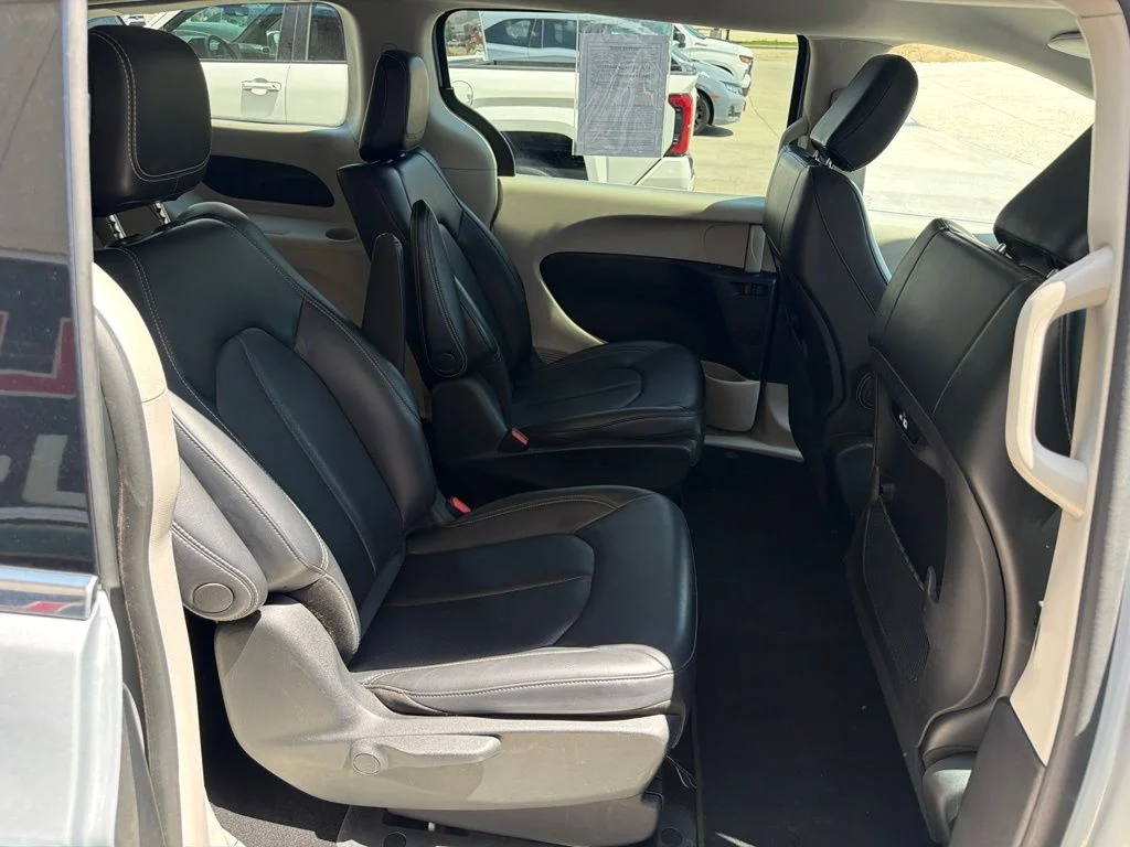 Used 2023 Silver Chrysler Touring L image 17