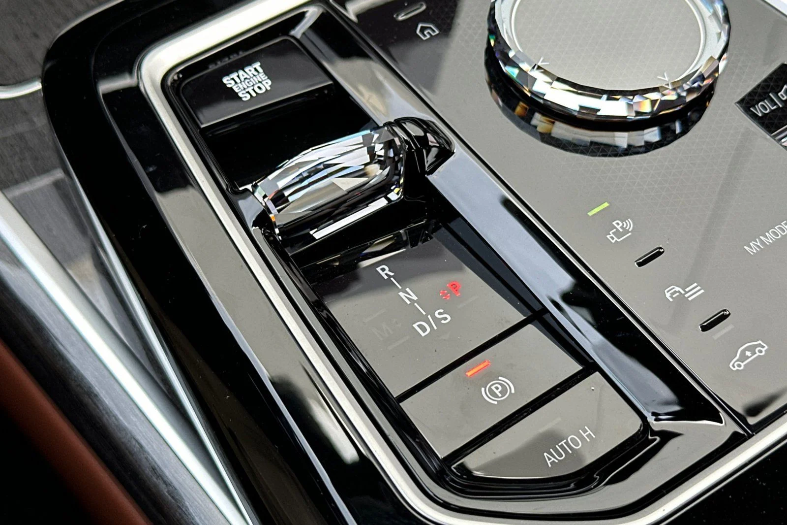 New 2026 Oxide Grey Metallic BMW 760i xDrive image 18