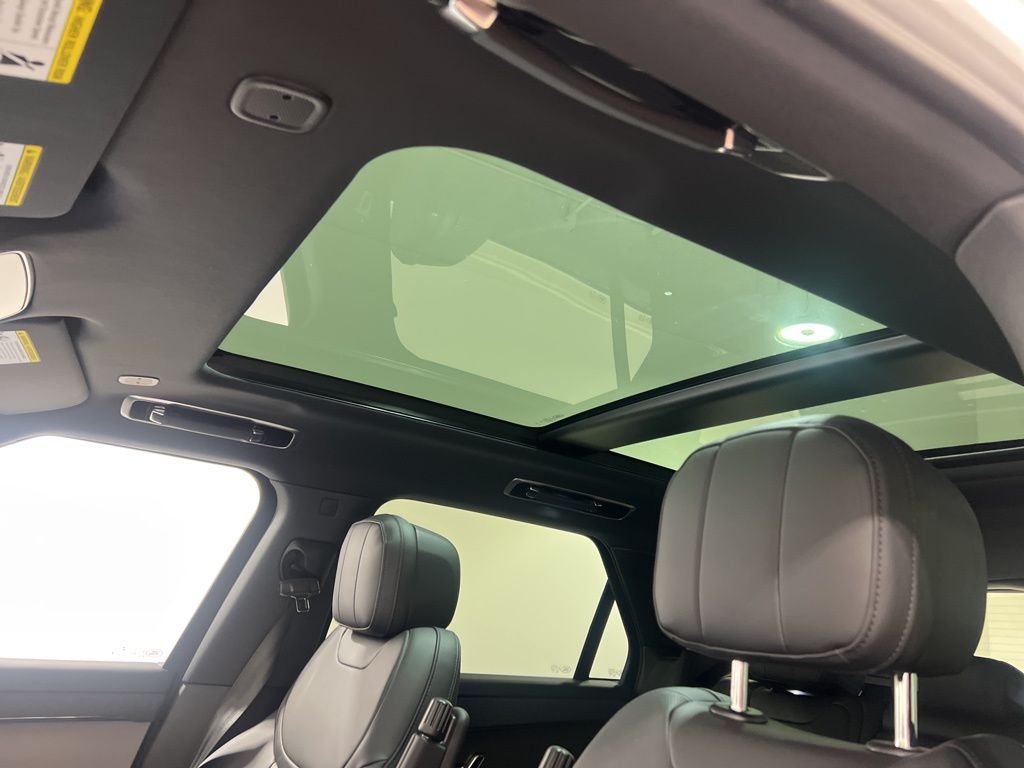 Used 2025 Ostuni Pearl White Premium Metallic Land Rover SE image 19