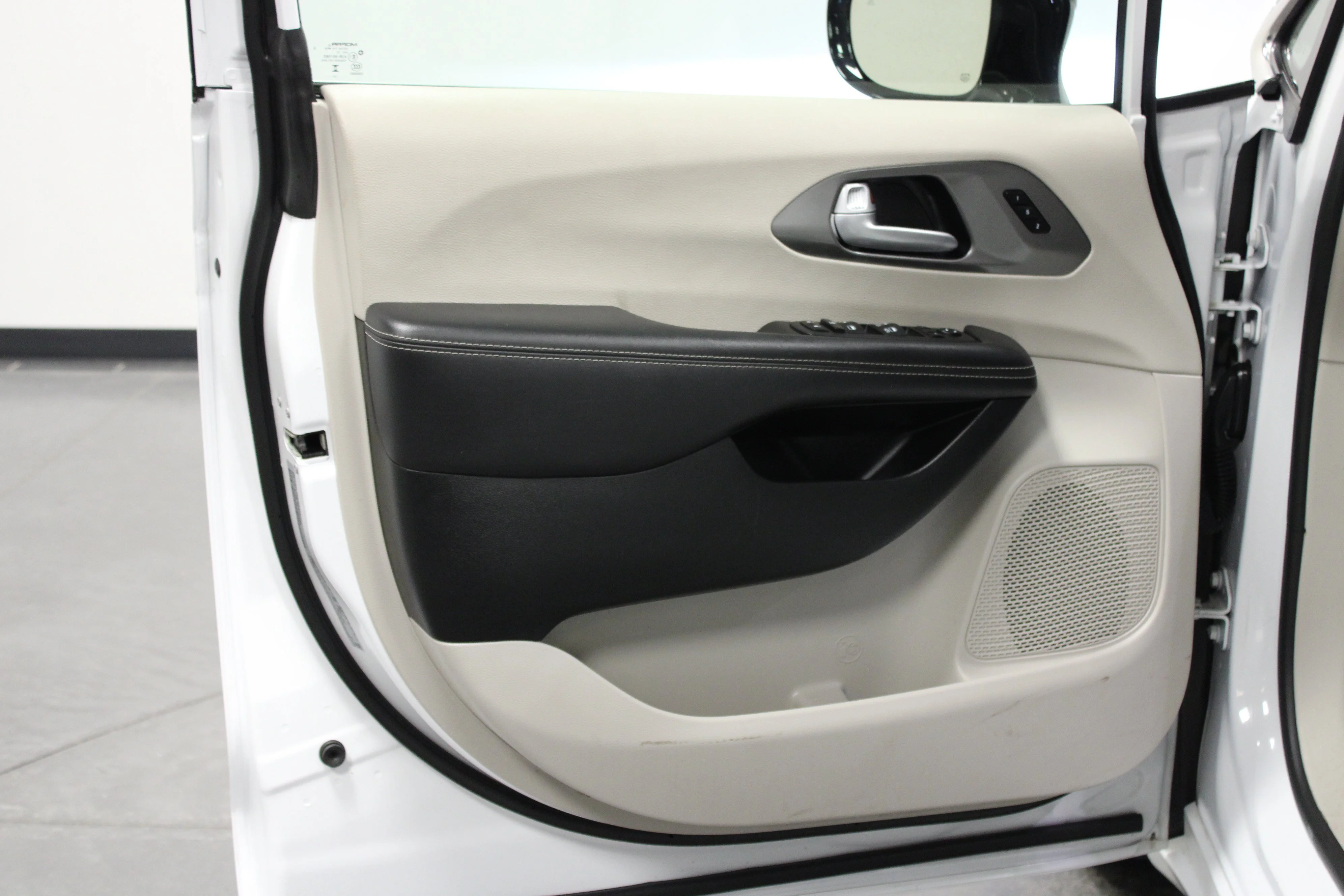 Used 2024 Bright White Clearcoat Chrysler Touring L image 11