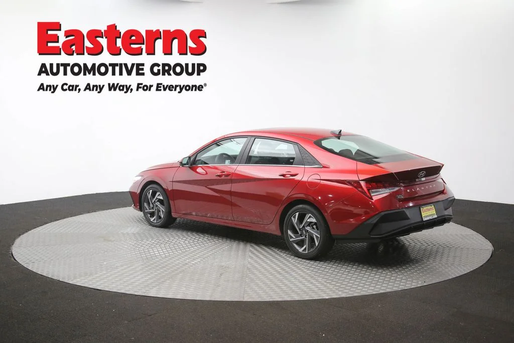 Used 2025 Red Hyundai SEL Convenience image 65