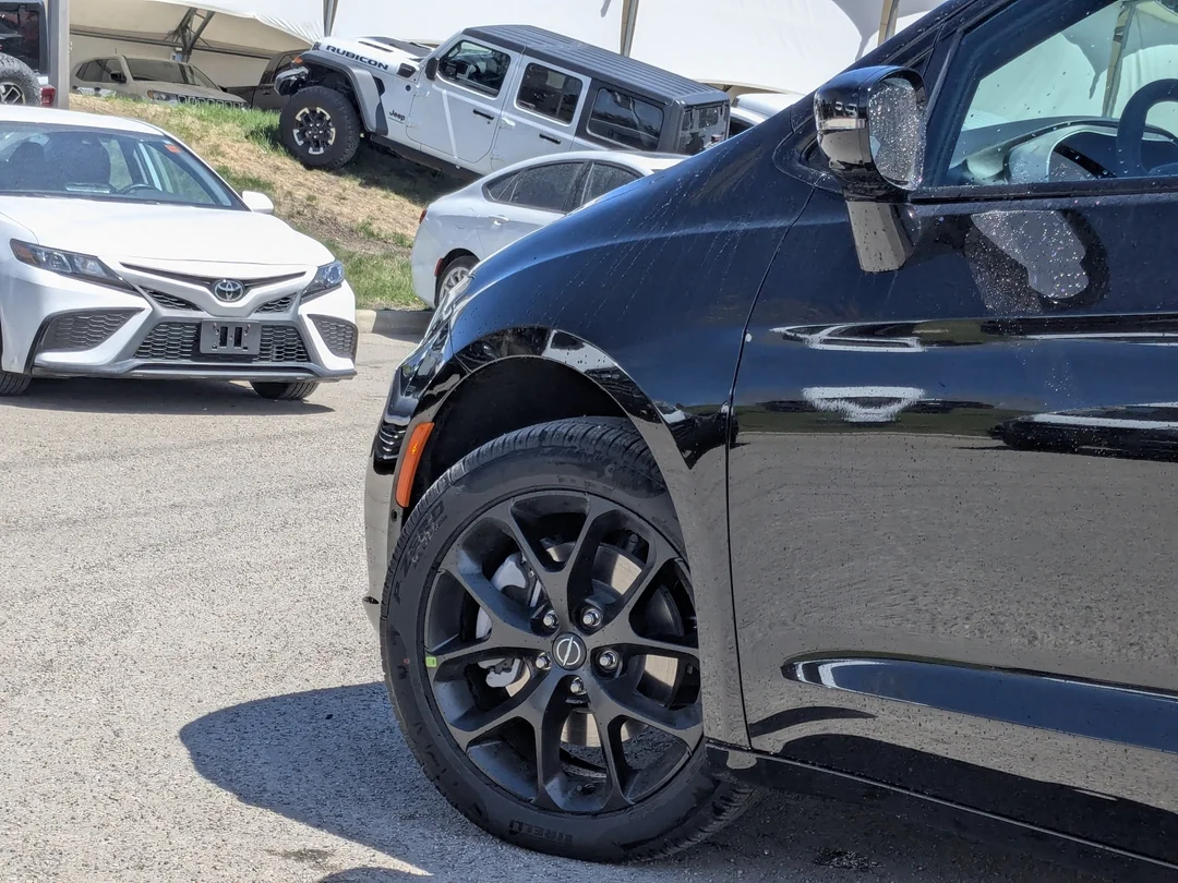 New 2026 Black Chrysler Select - - AWD - Full Sunroof - S Appearance - 360 Camera - Remote Start & More! image 9