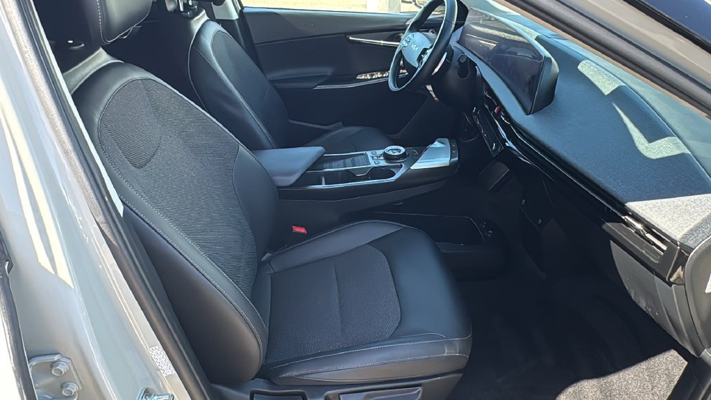 Used 2024 White Kia Light image 13