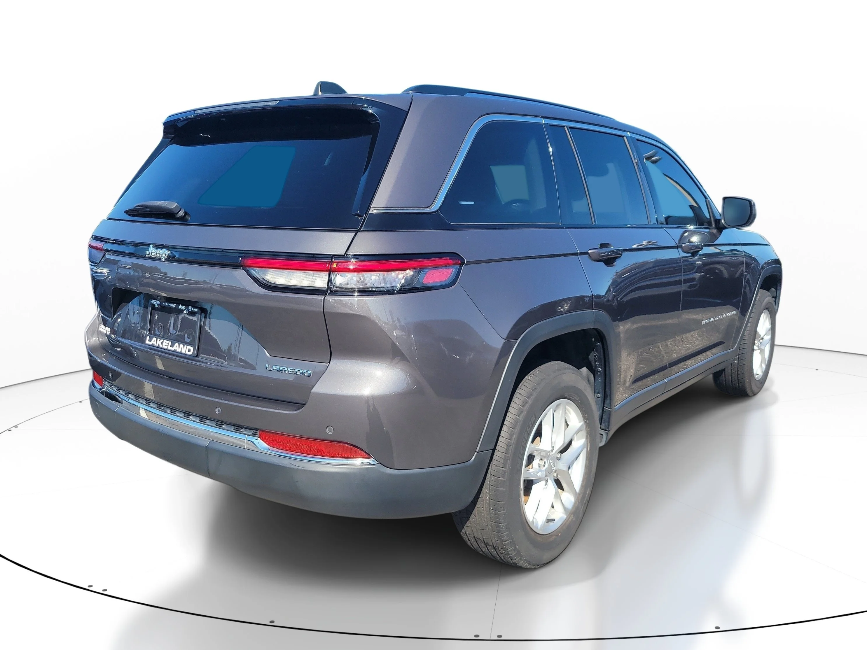 Used 2023 Baltic Gray Metallic Clearcoat Jeep Laredo image 4