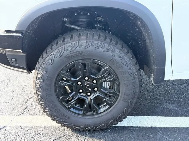 New 2026 Summit White Chevrolet ZR2 image 12