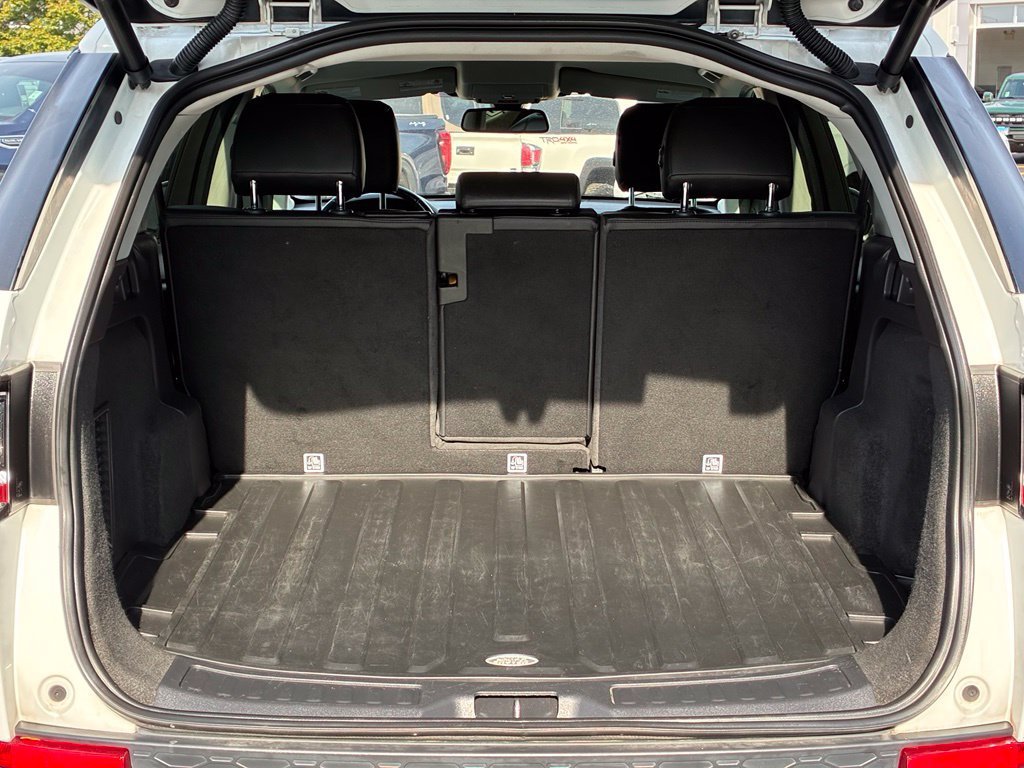 Used 2017 White Land Rover HSE image 28