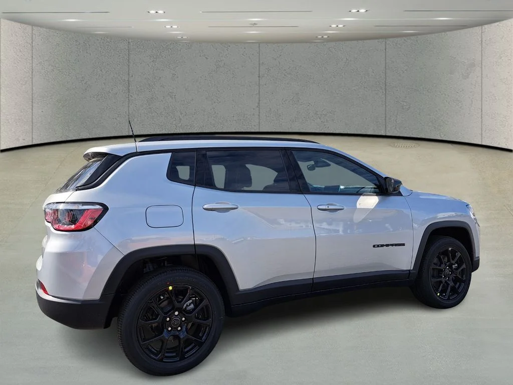New 2026 Silver Zynith Metallic Clear-Coat Exterior Paint Jeep Latitude image 5