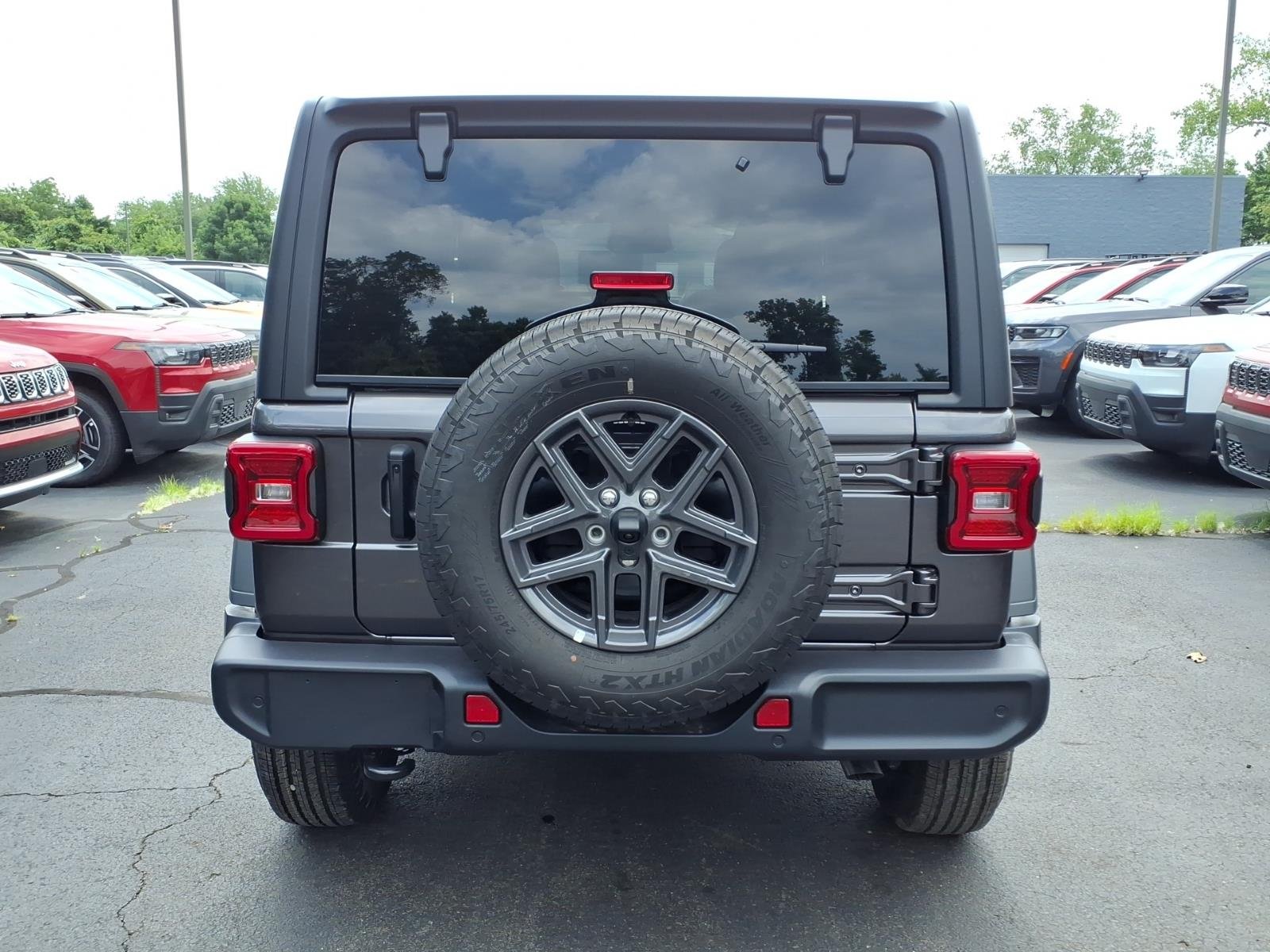 New 2026 Granite Crystal Metallic Clear-Coat Exterior Paint Jeep Sport S image 5