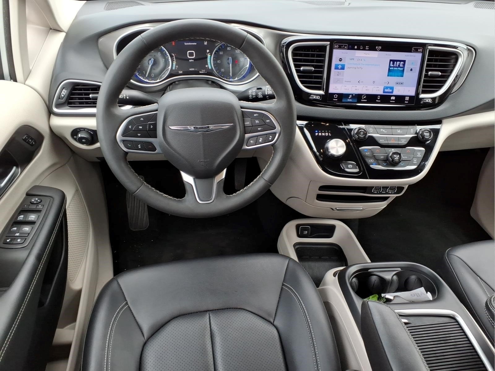 Used 2024 Silver Chrysler Touring L image 9