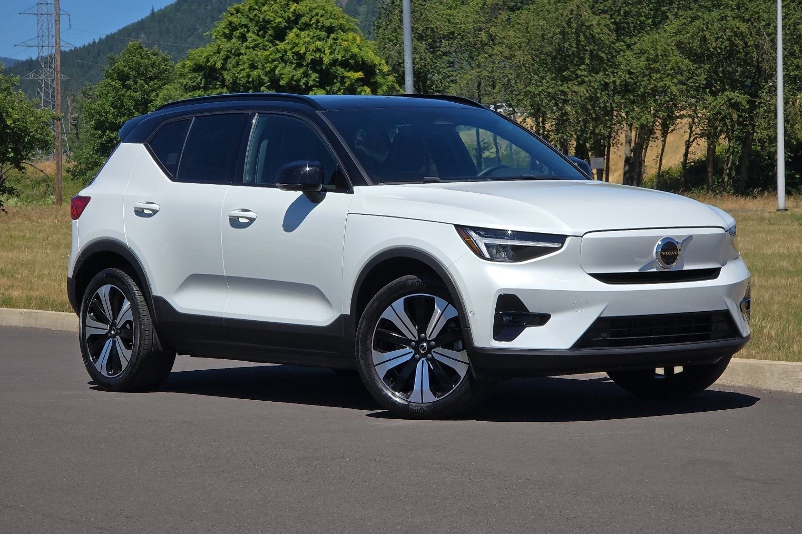Used 2023 White Volvo Twin Plus image 1