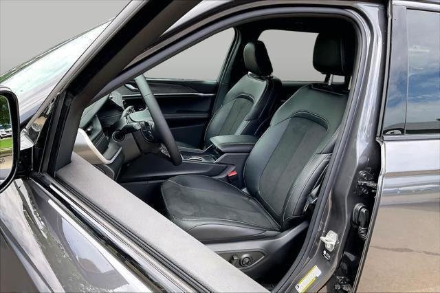 New 2026 Baltic Gray Metallic Clear-Coat Exterior Paint Jeep Laredo Altitude image 9
