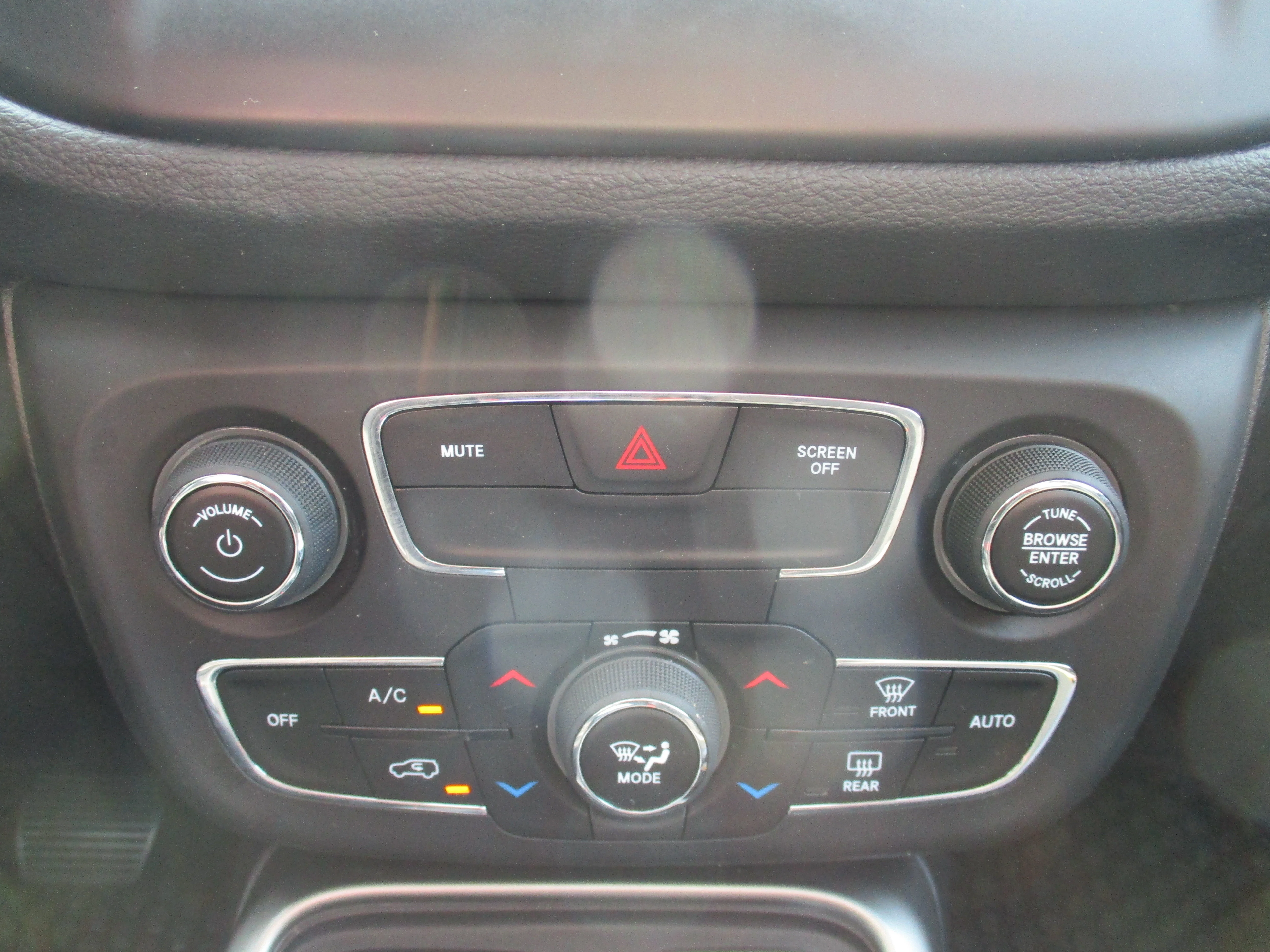 Used 2020 White Clearcoat Jeep Latitude image 19