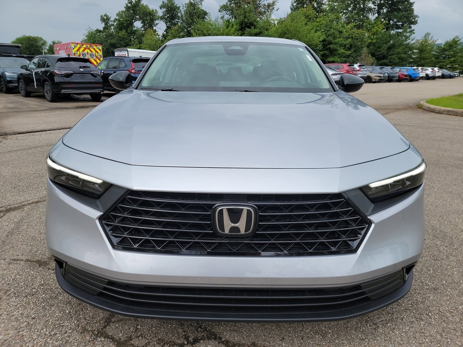 Used 2025 Silver Honda SE image 2