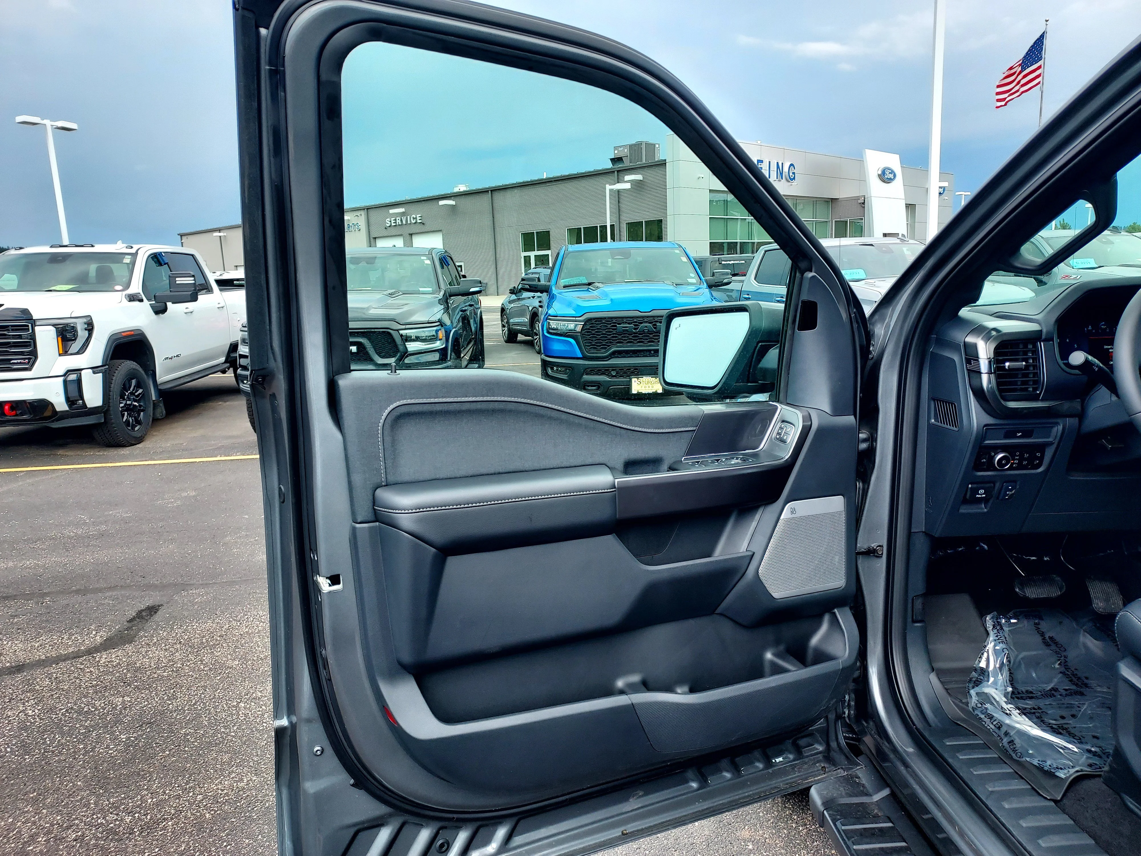New 2026 Carbonized Gray Metallic Ford LARIAT image 13