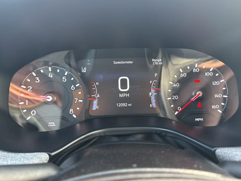Used 2025 White/off-white Jeep Latitude image 13