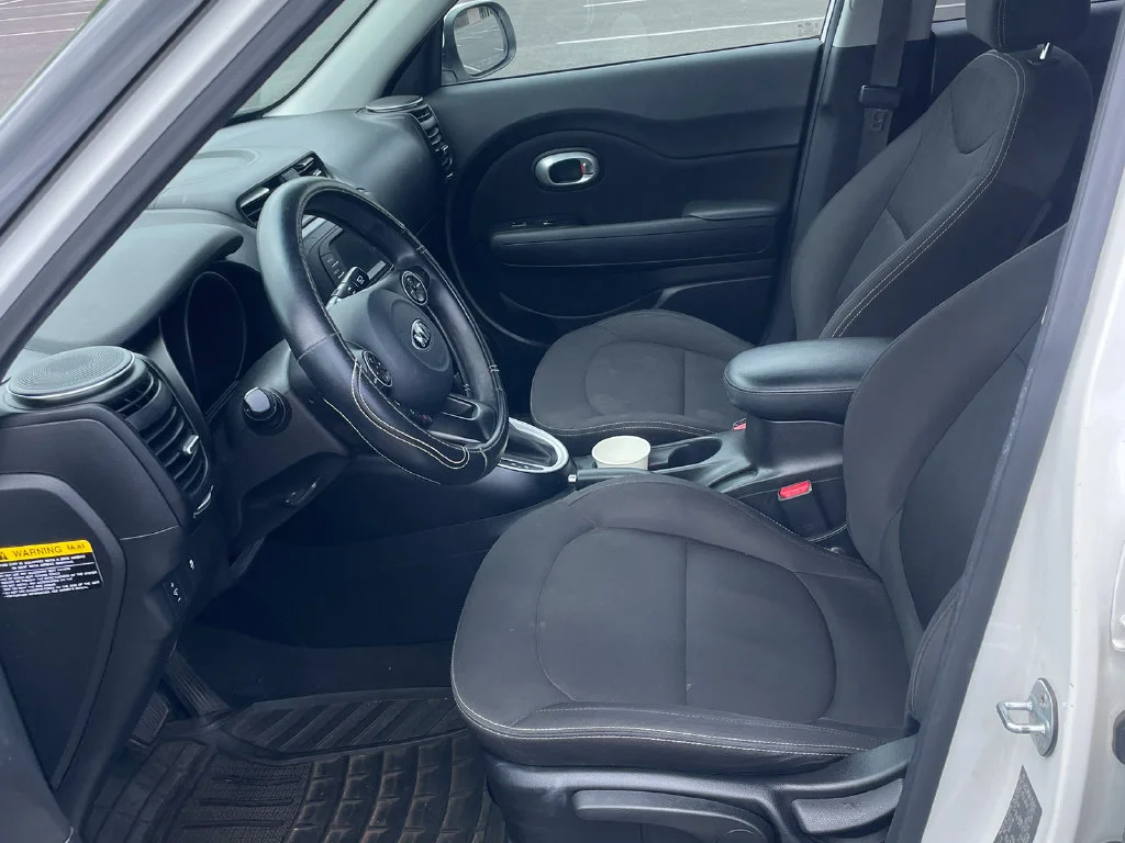 Used 2018 White Kia Base image 11