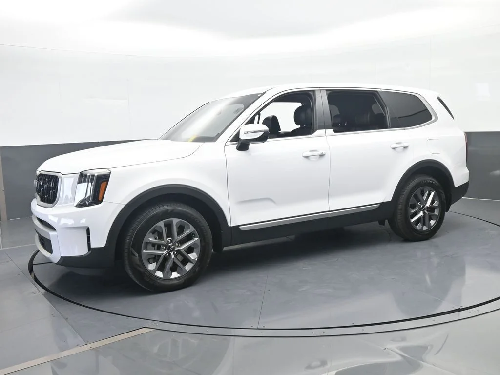 Used 2025 Glacial White Pearl Kia LX image 1