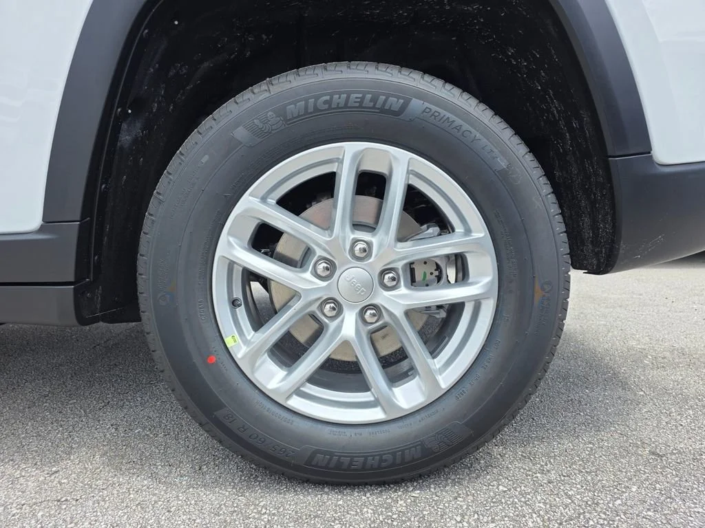 New 2026 Bright White Clear-Coat Exterior Paint Jeep Laredo X image 6