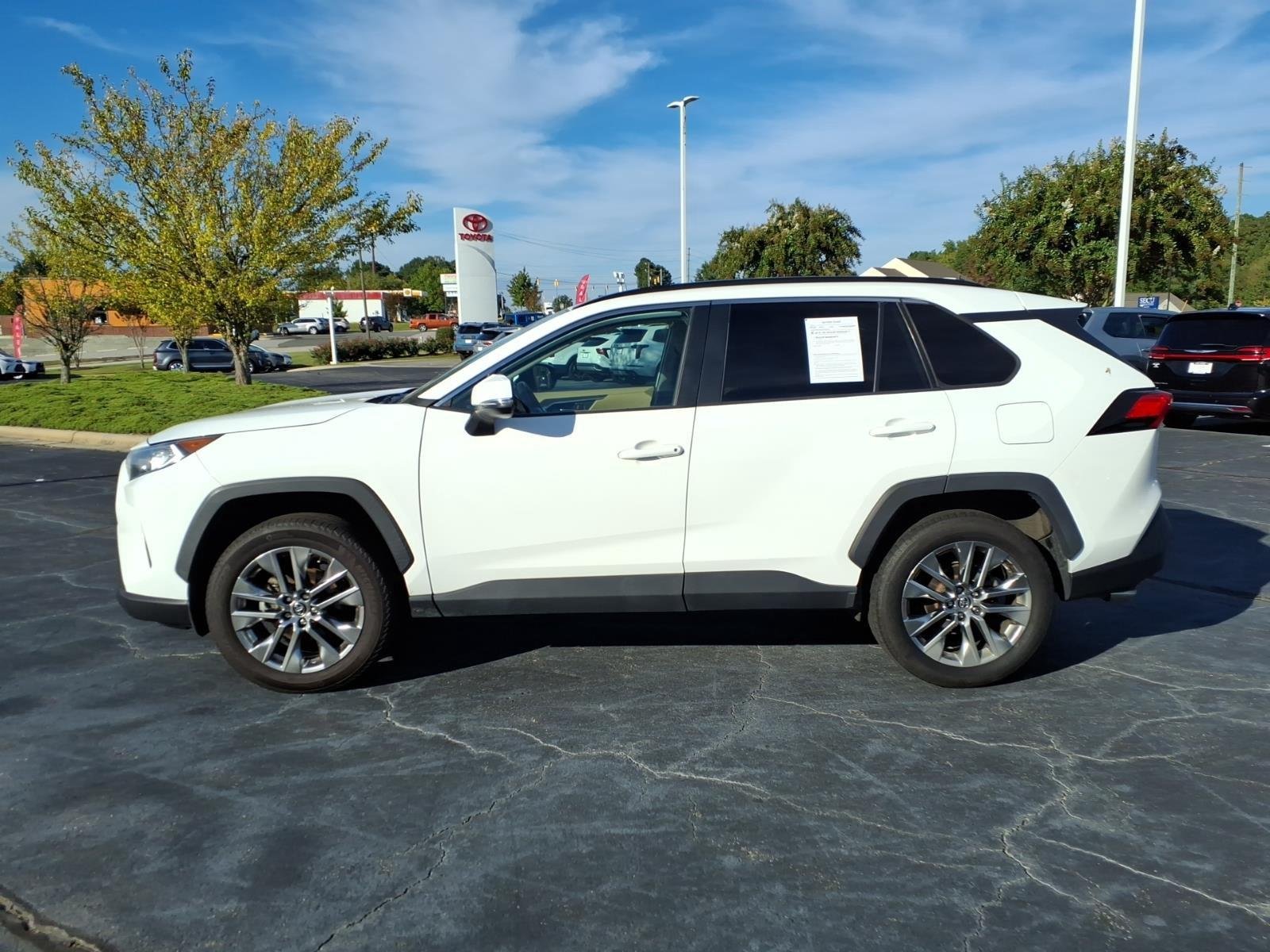 Used 2020 Super White Toyota XLE Premium image 3
