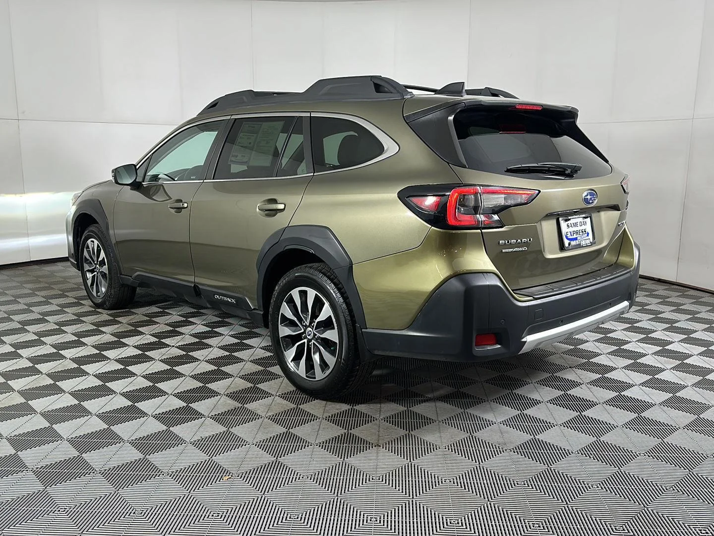 Used 2023 Autumn Green Metallic Subaru Limited image 6