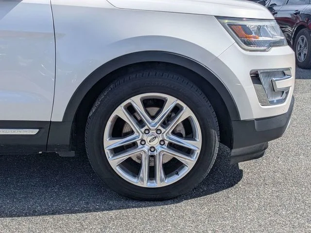 Used 2017 White Ford XLT image 9