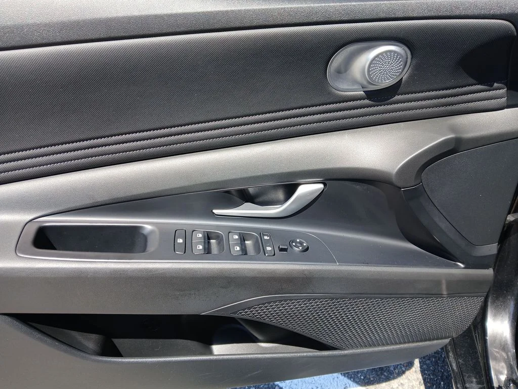 Used 2023 Black Hyundai SEL image 23