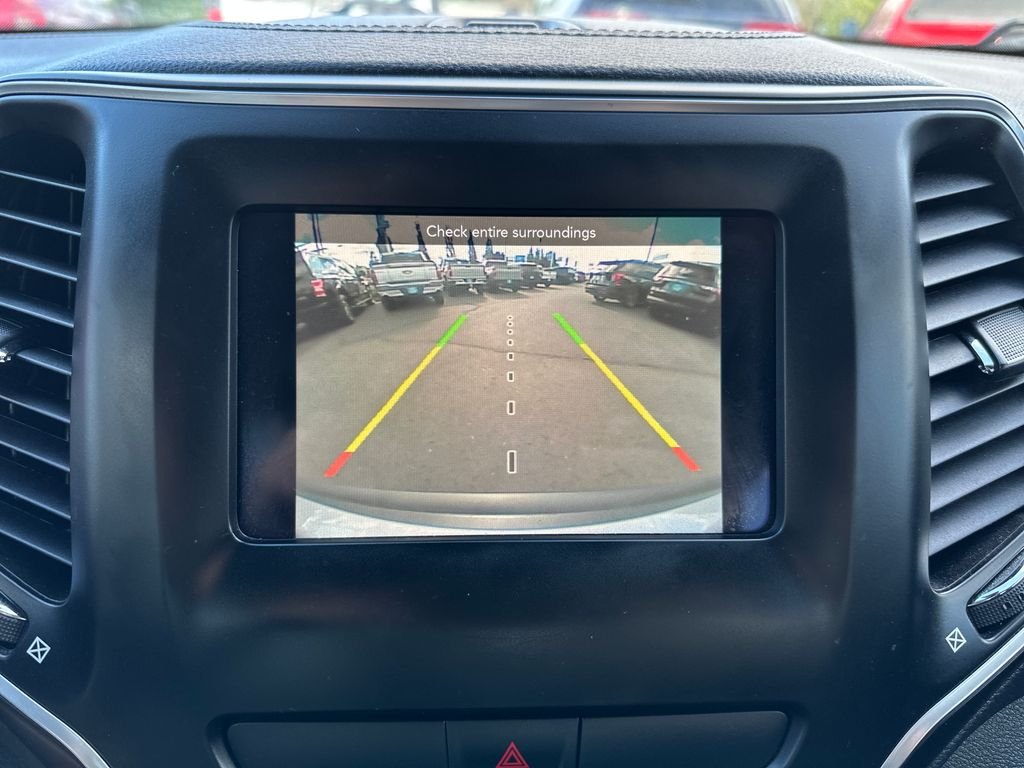 Used 2019 Silver Jeep Latitude image 12